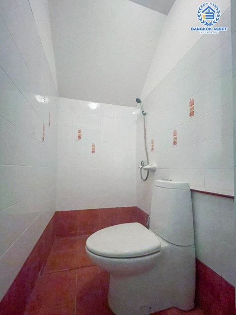 ทาวน์เฮ้าส์มือสองย่านนนทบุรี ม.สรานนท์ ติวานนท์-ปากเกร็ด เนื้อที่ 16 ตร.ว. ฟังก์ชัน 3 ห้องนอน 2 ห้องน้ำ 1 ที่จอดรถ บ้านดีในโครงการสุดยูนีค! บนทำเลติดถนนติวานนท์ ใกล้เซ็นทรัลแจ้งวัฒนะ และรถไฟฟ้าสายสีชมพู "สถานีแยกปากเกร็ด"